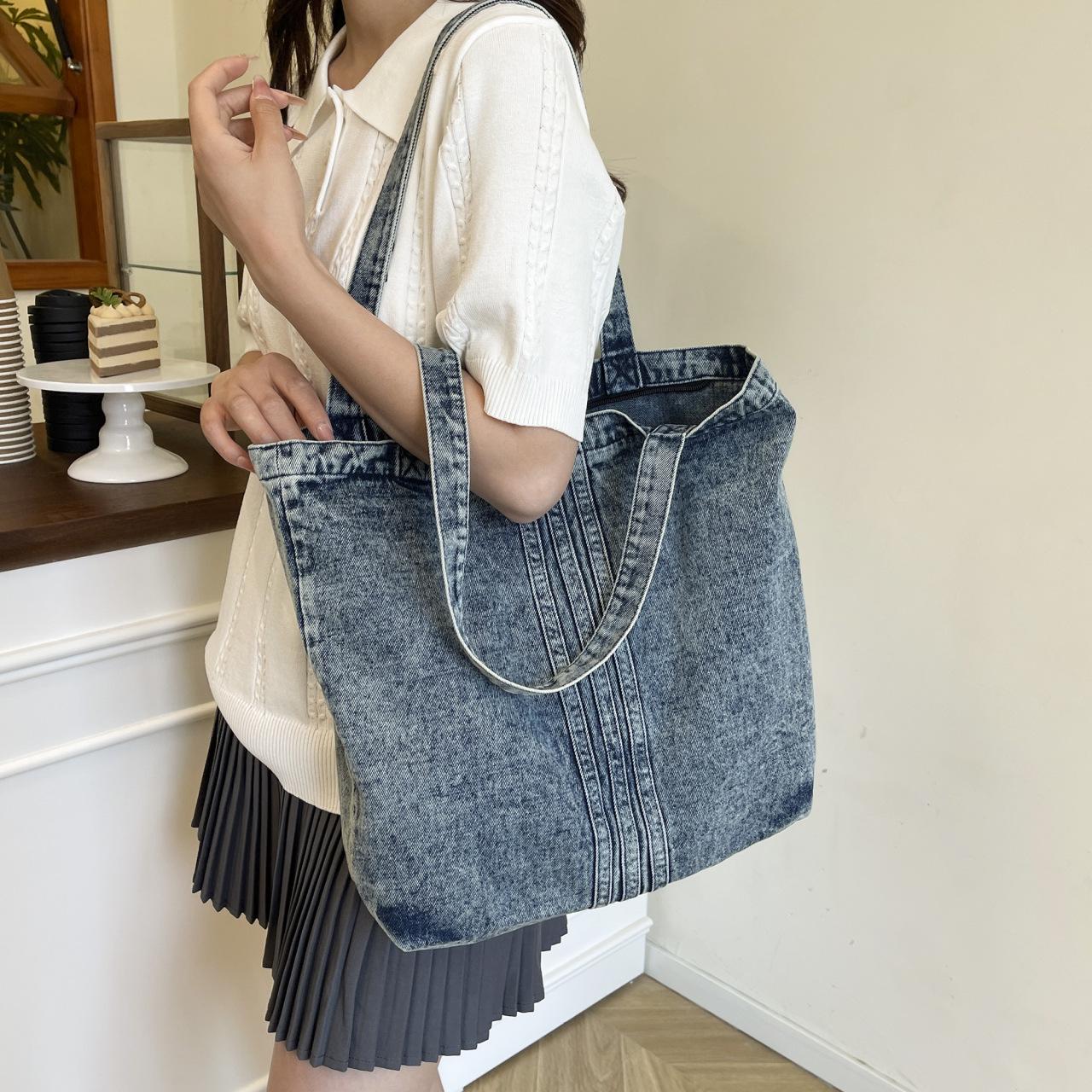 

Сумка на плечо в корейском стиле 2025 из денима, литературная и повседневная - Просторная, модная сумка-тоут для студентов и тех, кто добирается на работу 44x10x35 джинсовый синий