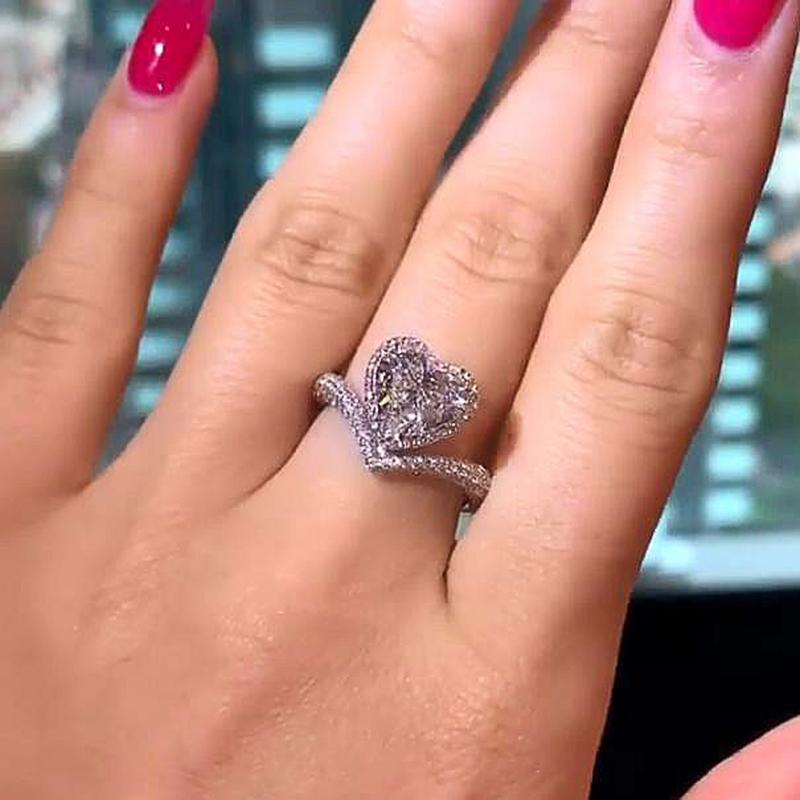 Nuovi anelli di moda per le donne Solitario di lusso Cuore Anelli di cristallo CZ per la festa Accessori versatili Nuovi gioielli d'amore alla moda