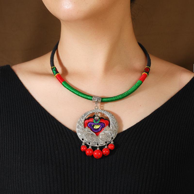 A few retro collars Miao short tassel neck chain woven Tibetan silver collarbone necklace women's performance accessories
