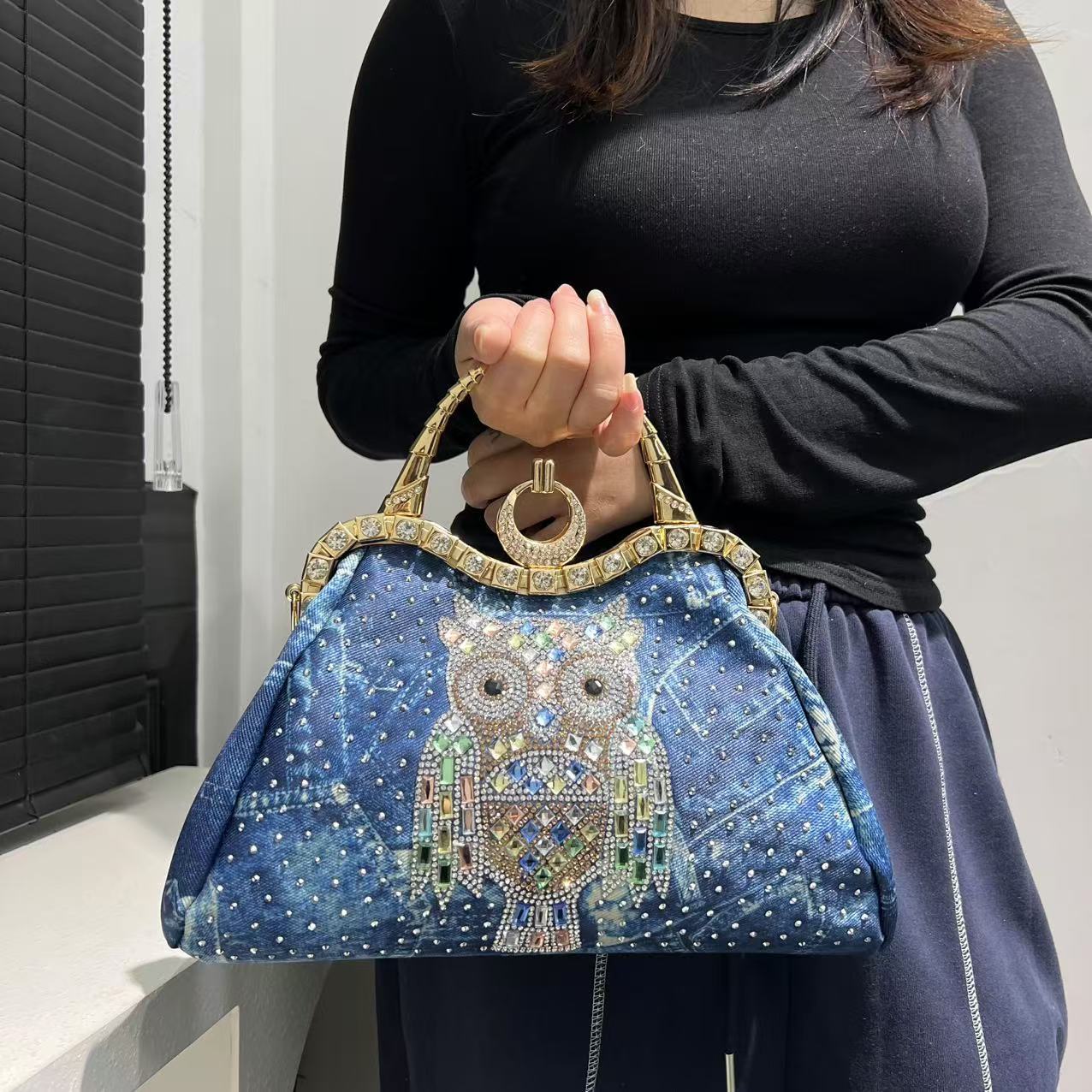 

New Women s Fashionable and Elegant Handbag Light Luxury Diamond Inlaid Shoulder Bag