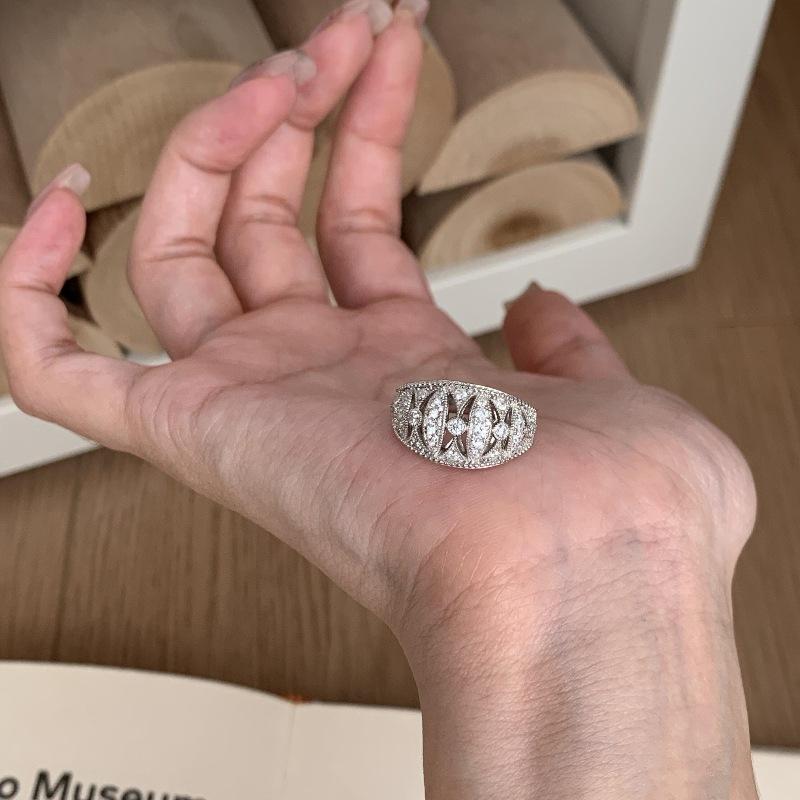 

Винтажное средневековое кольцо с полым кружевом и полным бриллиантом, роскошное, высококлассное, ретро, с темпераментом Seiko, персонализированное, составное кольцо