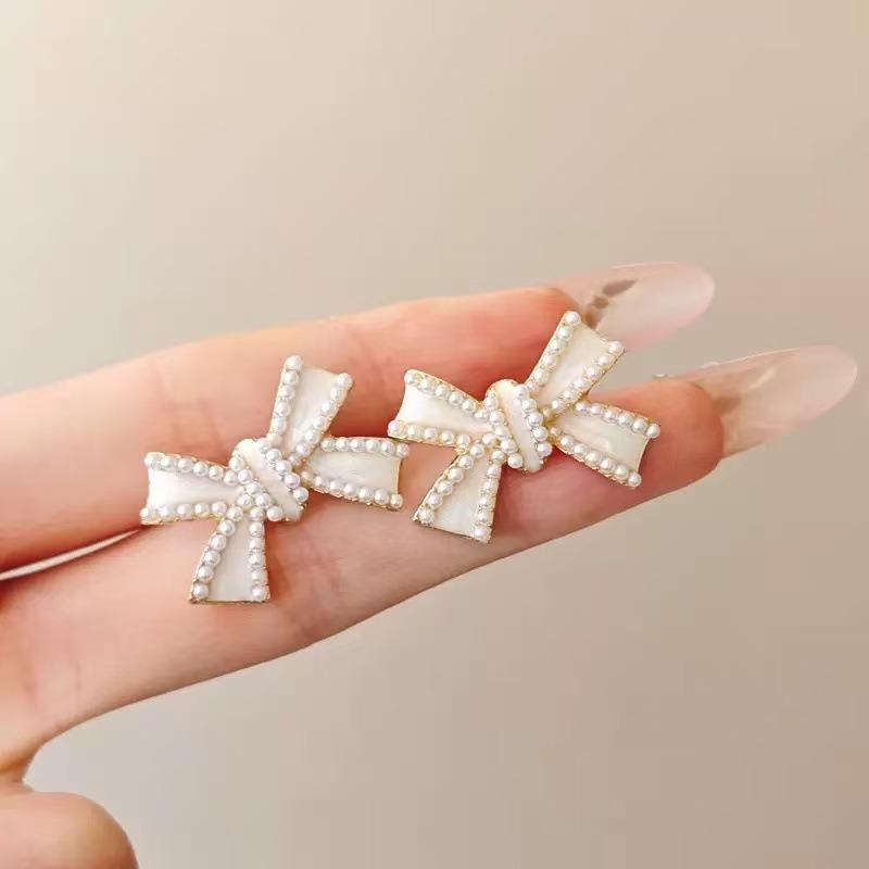 Fashionable and Simple Pearl Necklace with Enchanting Ear Studs for A Divine Lady-style. Women's Wedding Dress Formal Jewelry Set.