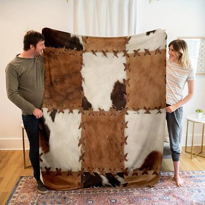 Faux Kuhfell Flanelldecke mit genähten Akzenten, ideal für rustikale Wohnzimmerdekoration, bietet ein plüschiges Gefühl
