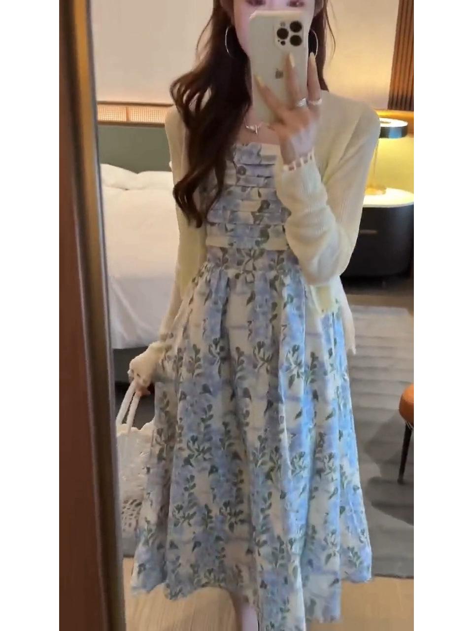 

Женское маленькое синее платье на тонких бретелях с цветочным принтом - Ретро, стройнящее и идеально подходящее для летних приморских отпусков One Size [45-72.5 kg]