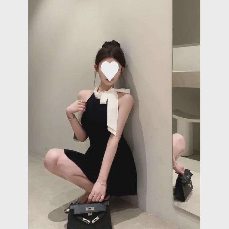 Ärmelloses schwarzes Damenkleid im französischen Stil - Sommerfee-Schleife, schmaler kurzer Rock