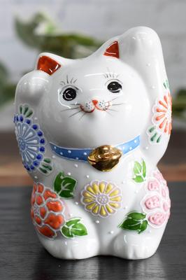 Linda estatueta Kutani Ware de Waza no apresentando um gato acenando em um jardim de flores Um presente perfeito para loja e 88º Maneki-neko Kura, braço levantado