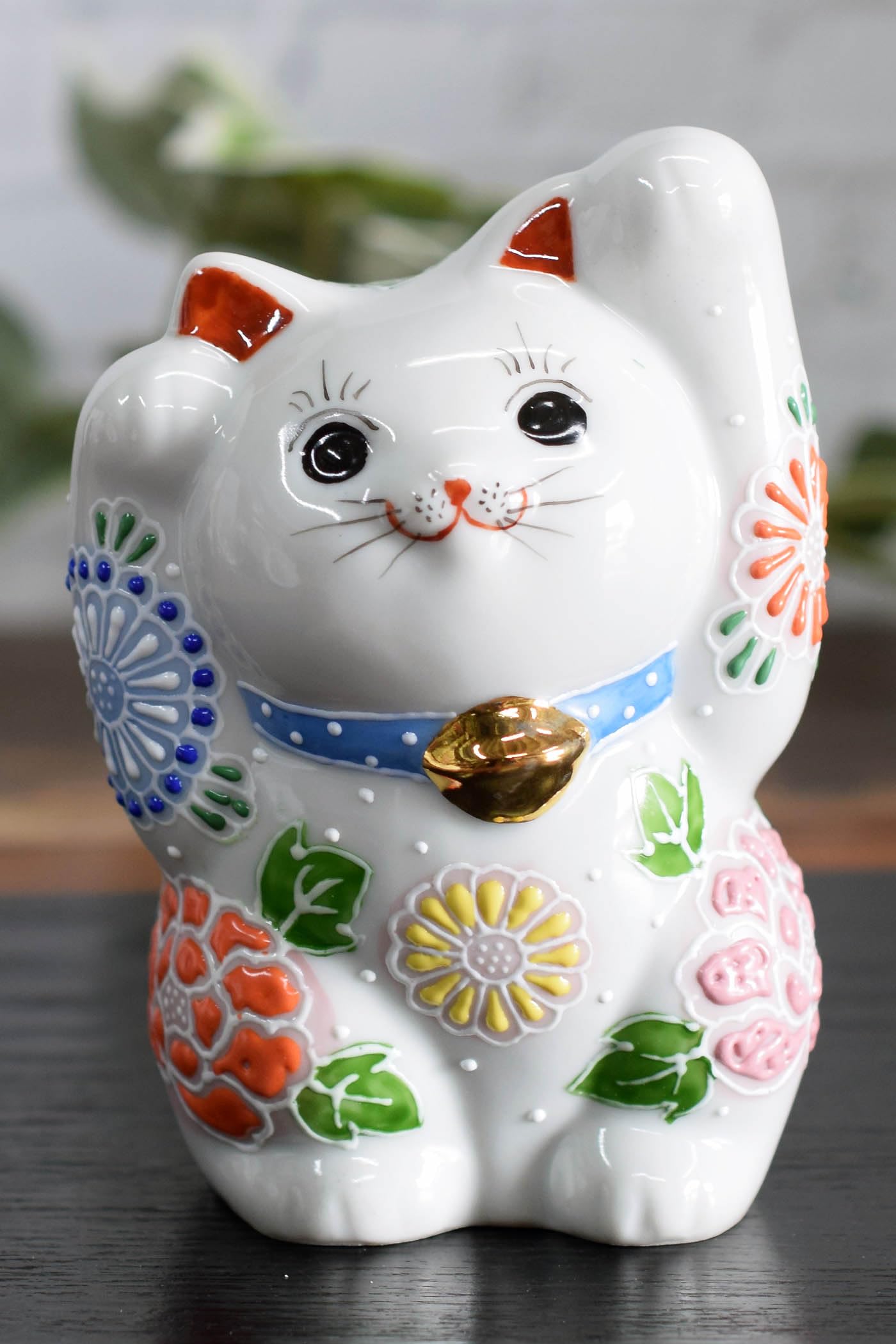 

Милая фарфоровая фигурка Кутани из Waza no с изображением манящего кота в цветнике. Идеальный подарок для магазина и 88-го Манеки-неко Кура, с поднятой лапой.