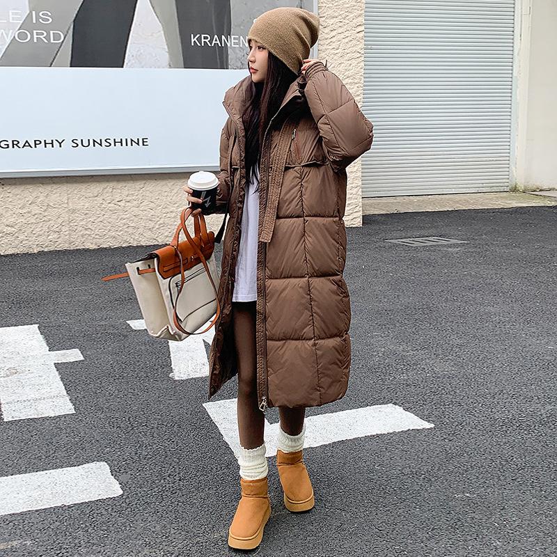 The big quilt is thickened with a new loose down padded jacket for the winter of 2025, and a women's long over-the-knee cotton jacket
