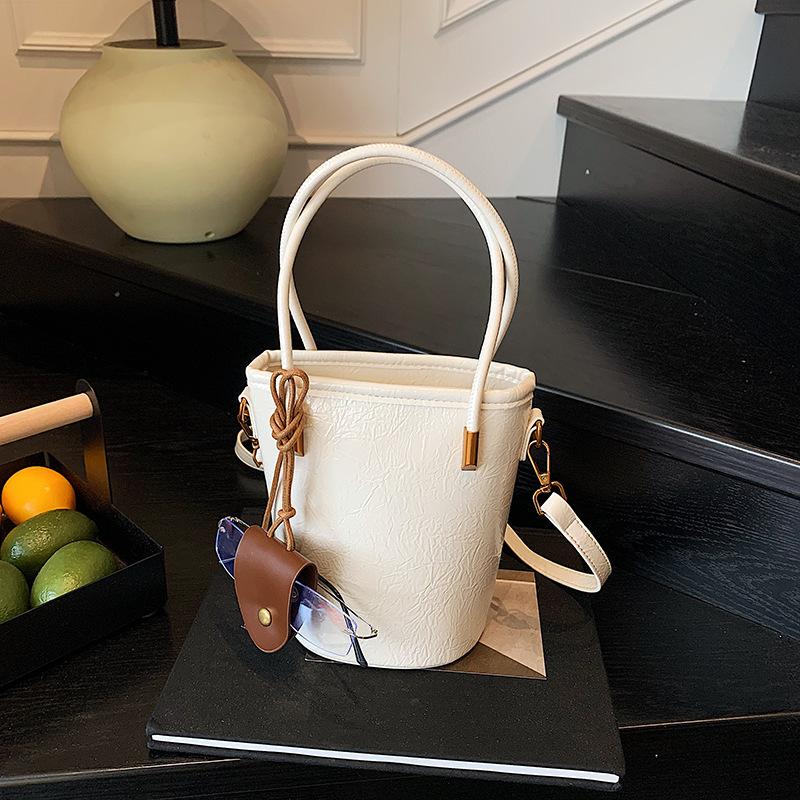 

Сегодняшние популярные ручные сумки-ведра для женщин, летние новые универсальные нишевые дизайнерские сумки через плечо и мессенджеры белый