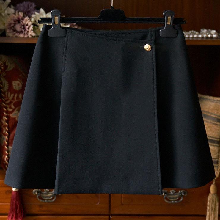In Stock: Elegant One-Piece Pleated Short Skirt with Chic Metal Buckle for Women