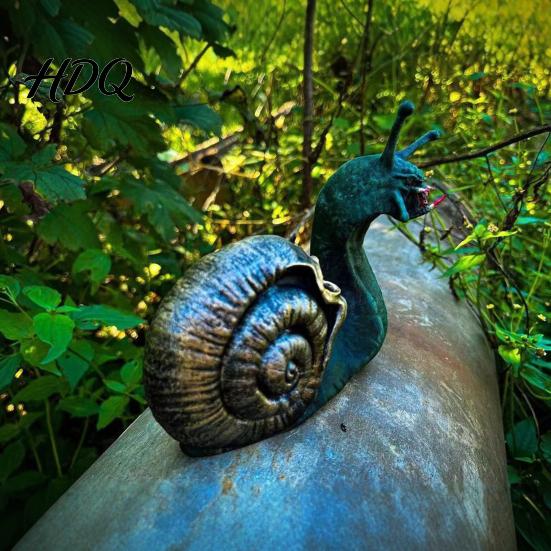 Trendy Gothic Desktop Accents Halloween Snail Skull Resin Statue, Creepy Horror Ornament with Dark Style Home Decor Shell, Scary for Party Haunted
