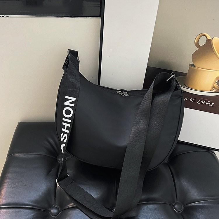 

Стильная нейлоновая сумка подмышку большой вместимости для женщин с простым дизайном и комфортом чёрный