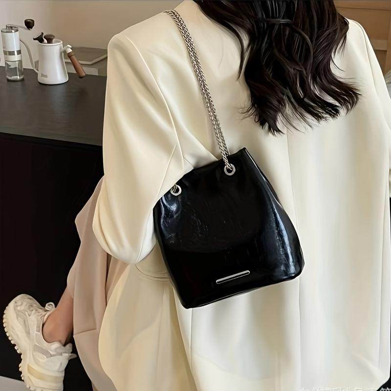 Large Capacity Fashion Bucket Shoulder Bag for Women with Metal Chain Straps, Perfect for Daily Use, Casual and Unique Handbag