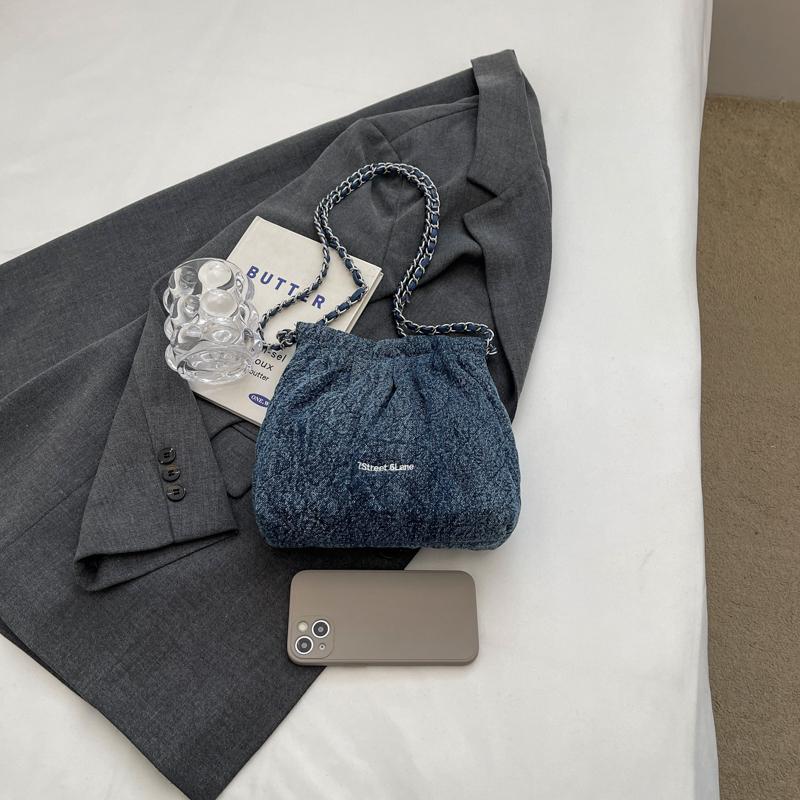 A solid color cloth bag shoulder bag, can be carried across the body, fashion popular style, to meet the daily commute for women