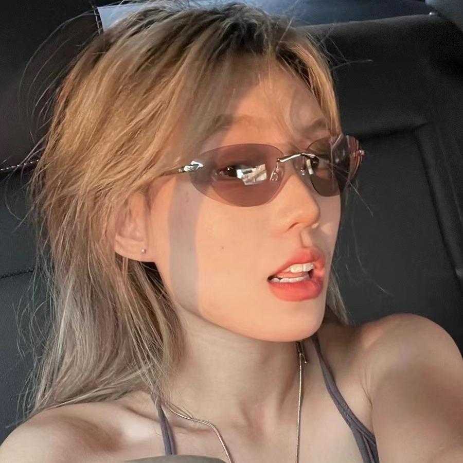 Retro European and American Style Frameless Oval Sunglasses for Women, UV Protection and Sunshade.