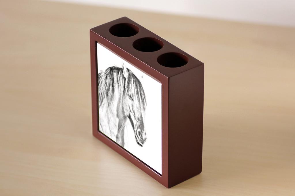 Henson Horse – Pen holder with a horse, desk organizer with a print | Art-Dog