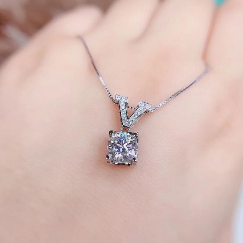 

Women s Bull Head Necklace: Pt950 Platinum-Plated with Eight Hearts and Arrows Zircon Imitation Moissanite Pendant Cross Chain [45cm]