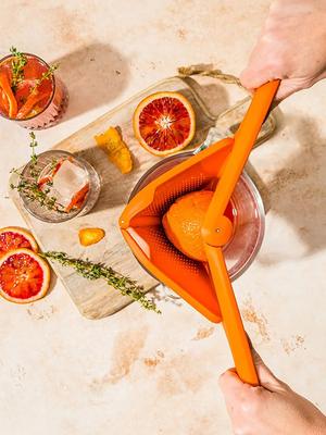 Pomůcky pro práci s ovocem a zeleninou – Ručné odšťavovače