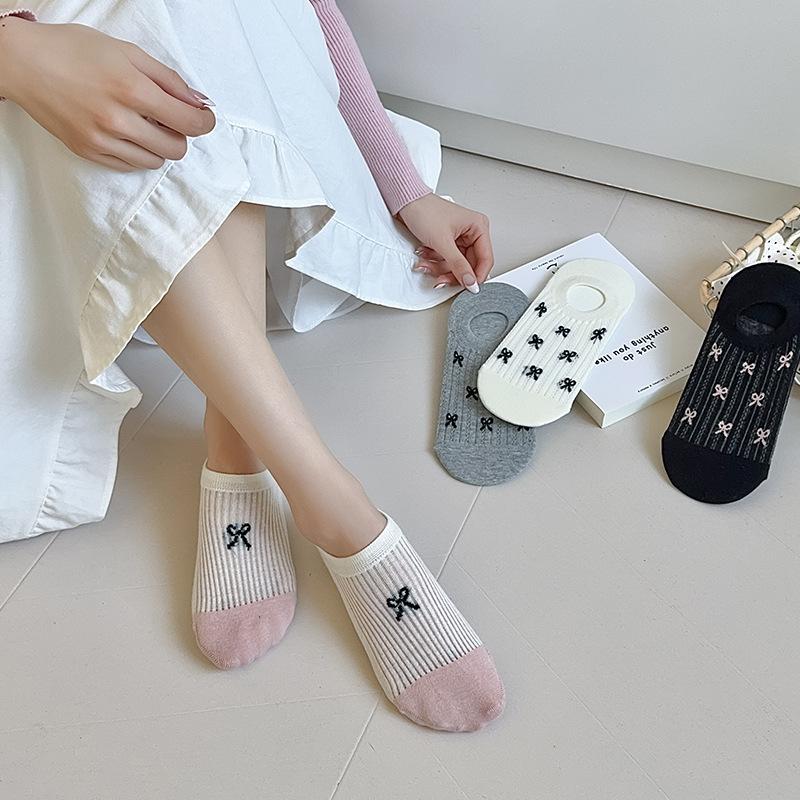 Black and White Bow Shallow Socks for Women, Thin, Versatile, Breathable, Sweat-absorbent, Anti-slip and Invisible Boat Socks for Spring and Summer