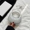 Silberfarbene Multi-Style Acryl Mo Tasche Funkelnde Diamanten Silberfarbene Diamanten Eingelegte Tasche Halbmondform Mini-Größe Abendtasche