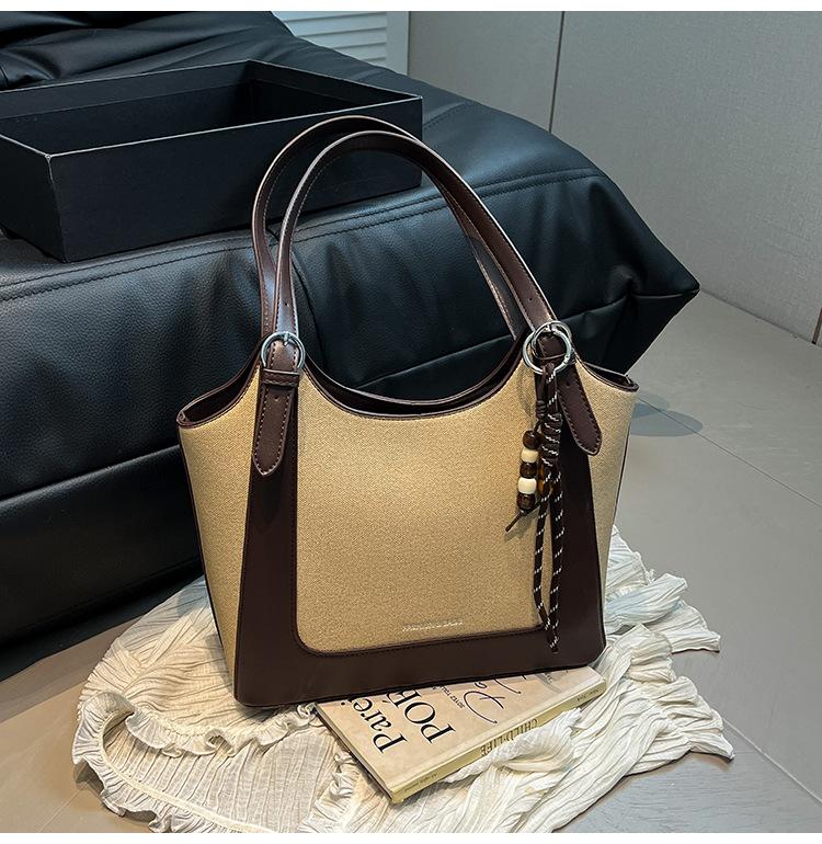 

Popular popular portable commuter tote women s bag 2025 high value fashion new Internet celebrity retro shoulder armpit bag хаки