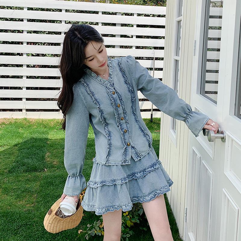 

2025 Весна/Лето Женский Джинсовый Комплект Рубашка с Воланами и Юбка Миди XZ137 M (105-115 Jin)