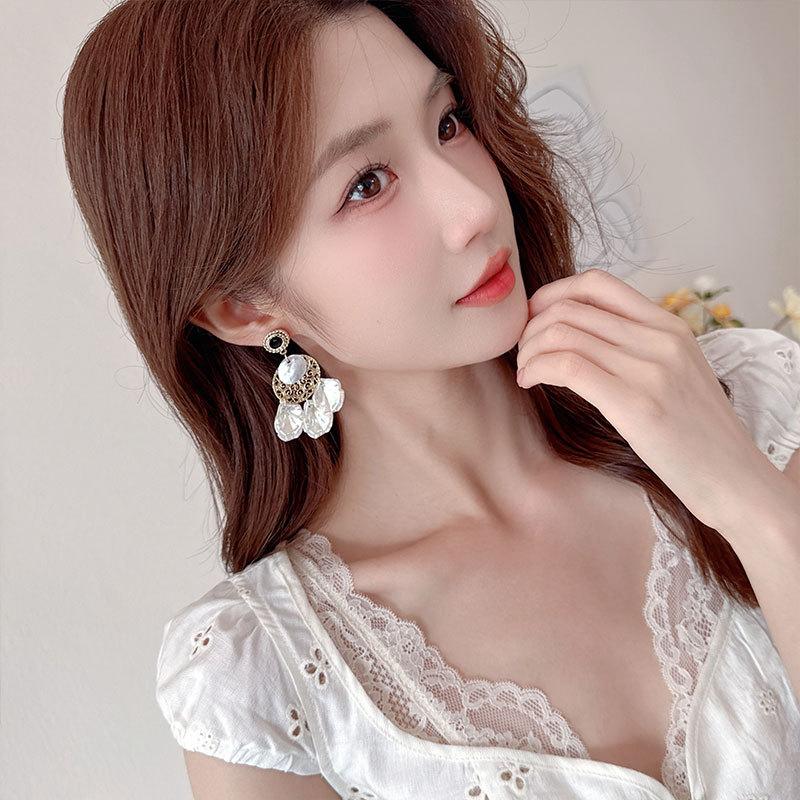 Women's Vintage Exaggerated Temperament Simulation Shell Long Tassel Earrings Atmospheric Fashion Earrings Daily Accessories