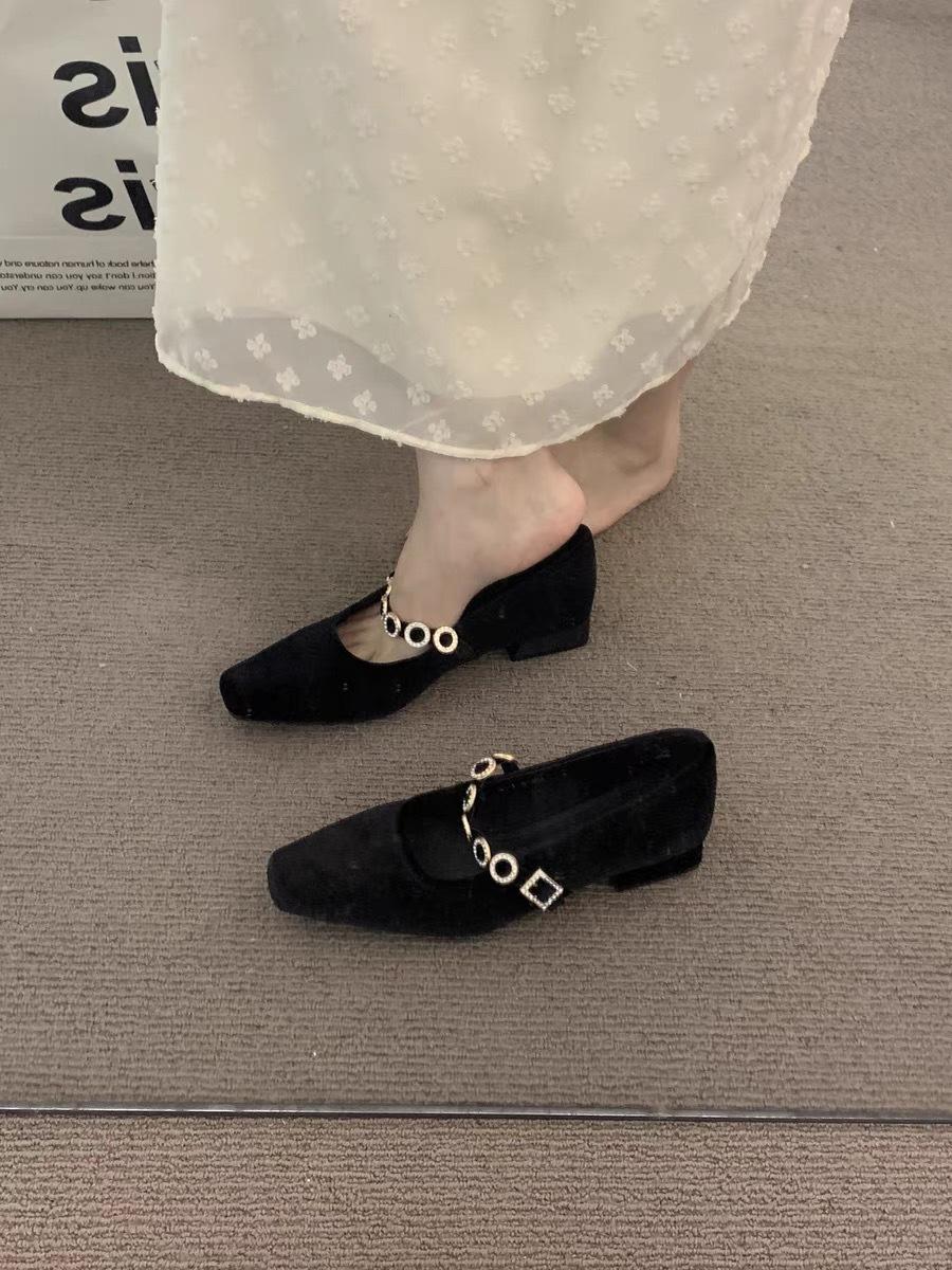 

Каблук темперамент новый фейс низкий горловина толстый квадратный носок одинарные туфли женские 2025 плоский каблук бархатные туфли Мэри Джейн легкие осень и зима французский 35 чёрный