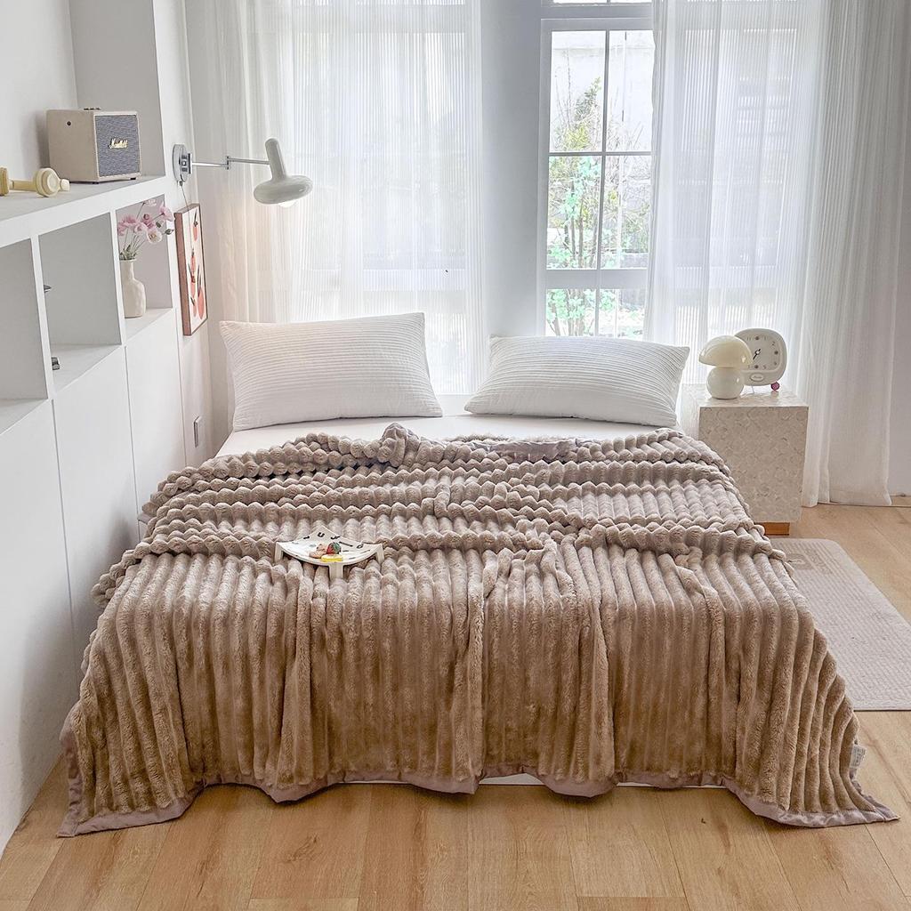 Golden Shell Flannel Plush Blanket: Elegant, Thick, and Warm Rabbit Fur Throw for Sofa or Gift.