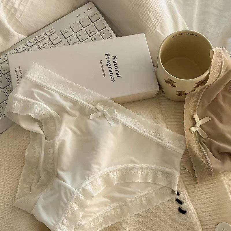 "Cream Girl" Rumpmaskbyxor: Trosor i is-silke med medelhög midja och snabbtorkande funktion, med spetskant för vår/sommar.