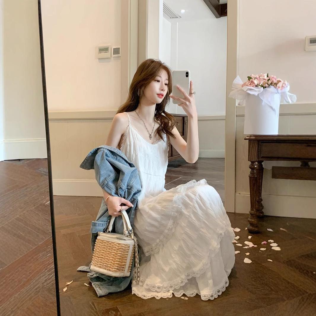 

Фиолетовое приталенное миди-платье на тонких бретельках во французском стиле S белый