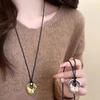 Abstrakte hohle Metallanhänger Halskette Schwarzes PU-Lederband Halskette Verstellbare Sweater-Kette Modischer Choker