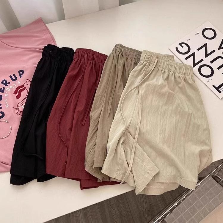 

Women s Cool Pleated Casual Shorts - Summer Loose Wide Leg Versatile Hot Pants for Home or Outwear. M чорний