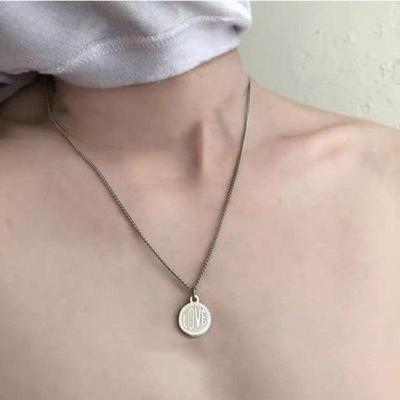 Vintage-Münzen-Anhänger-Halsketten für Frauen, kleiner geschnitzter Buchstabe, Liebes-Choker-Halskette, Statement-Schmuck, Geschenk