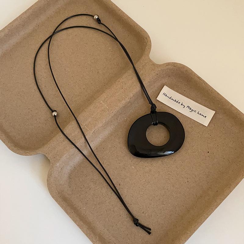 

Геометрическая подвеска из смолы, длинное черное ожерелье из веревки, простая женская индивидуальность, модный темперамент, универсальная цепочка на шею, цепочка для свитера