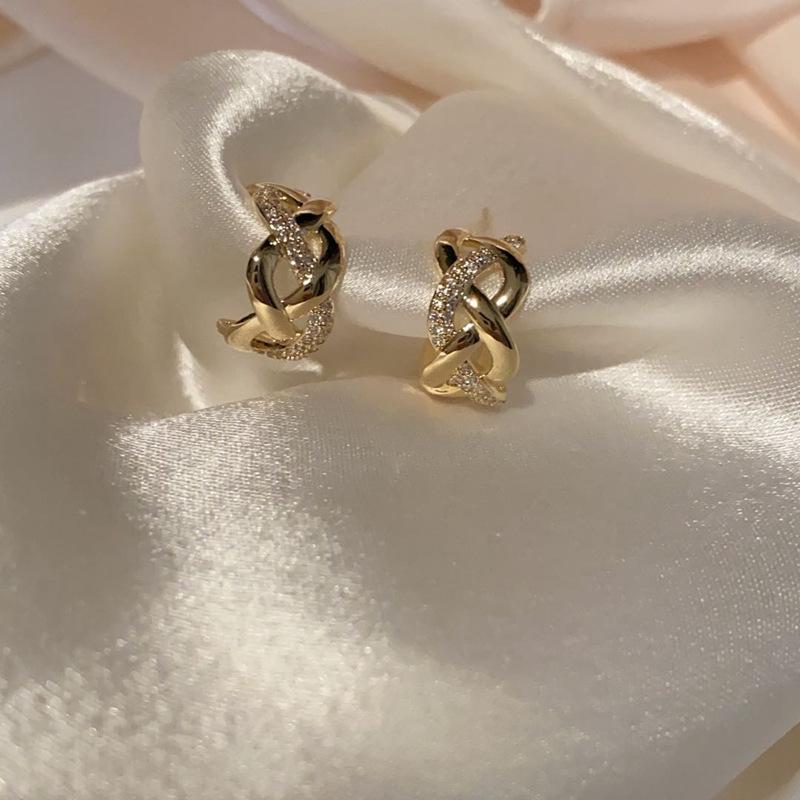 

2025 Модные корейские золотые серьги класса люкс: Высококачественный, стильный дизайн для женщин