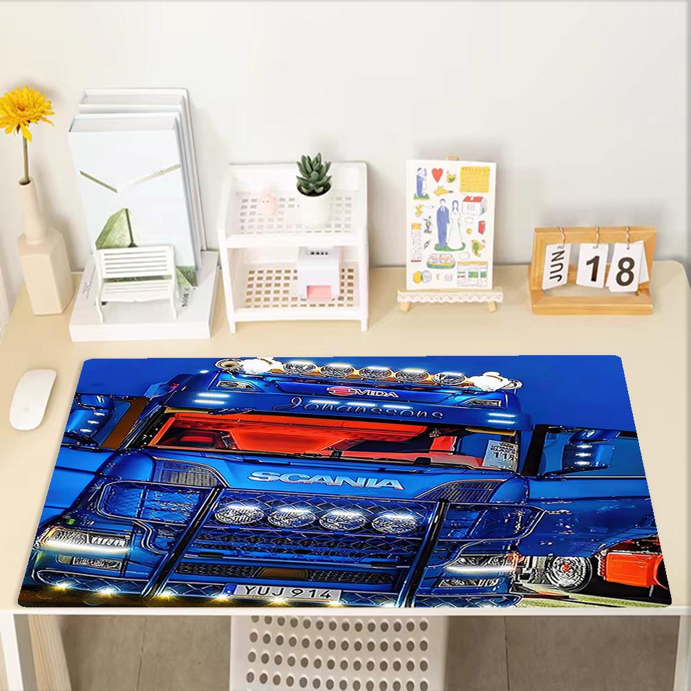 Tappetino Mouse Tema Camion, Base in Gomma Antiscivolo, Multifunzionale per Ufficio e Casa, Perfetto per la Personalizzazione dello Spazio di Lavoro.