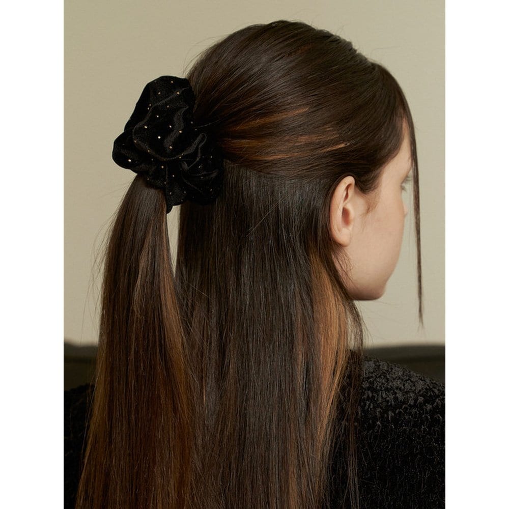 

Бархатная резинка-скранч в горошек