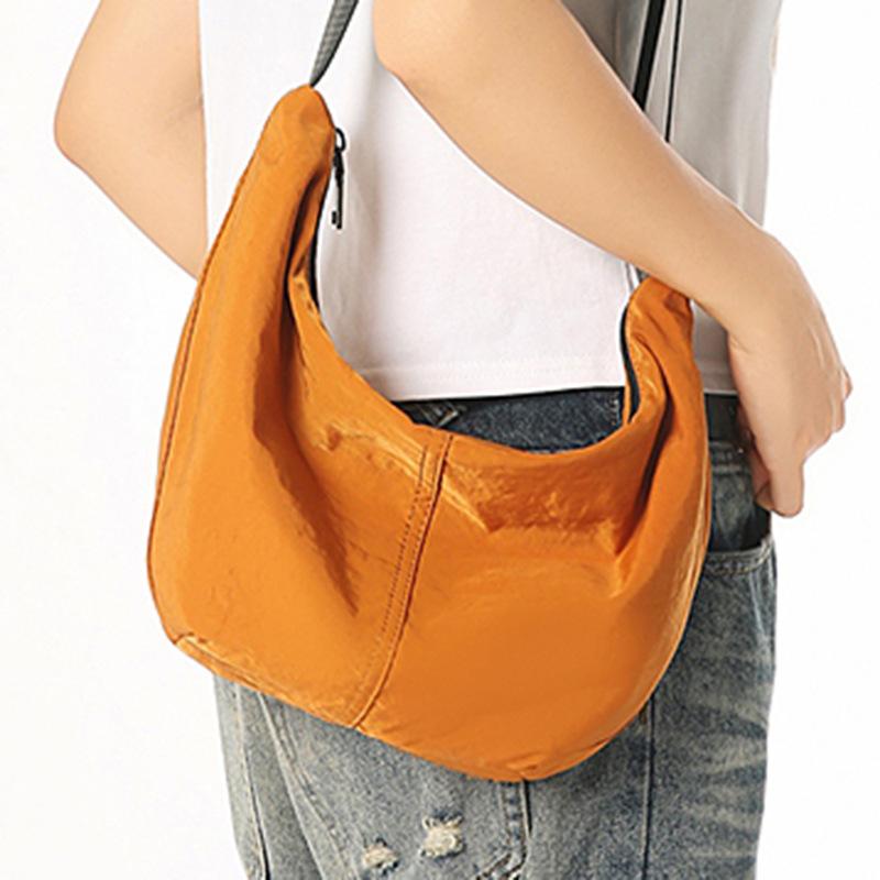 This Is A Simple and Sporty Large-capacity Casual Single-shoulder Bag for Both Men and Women