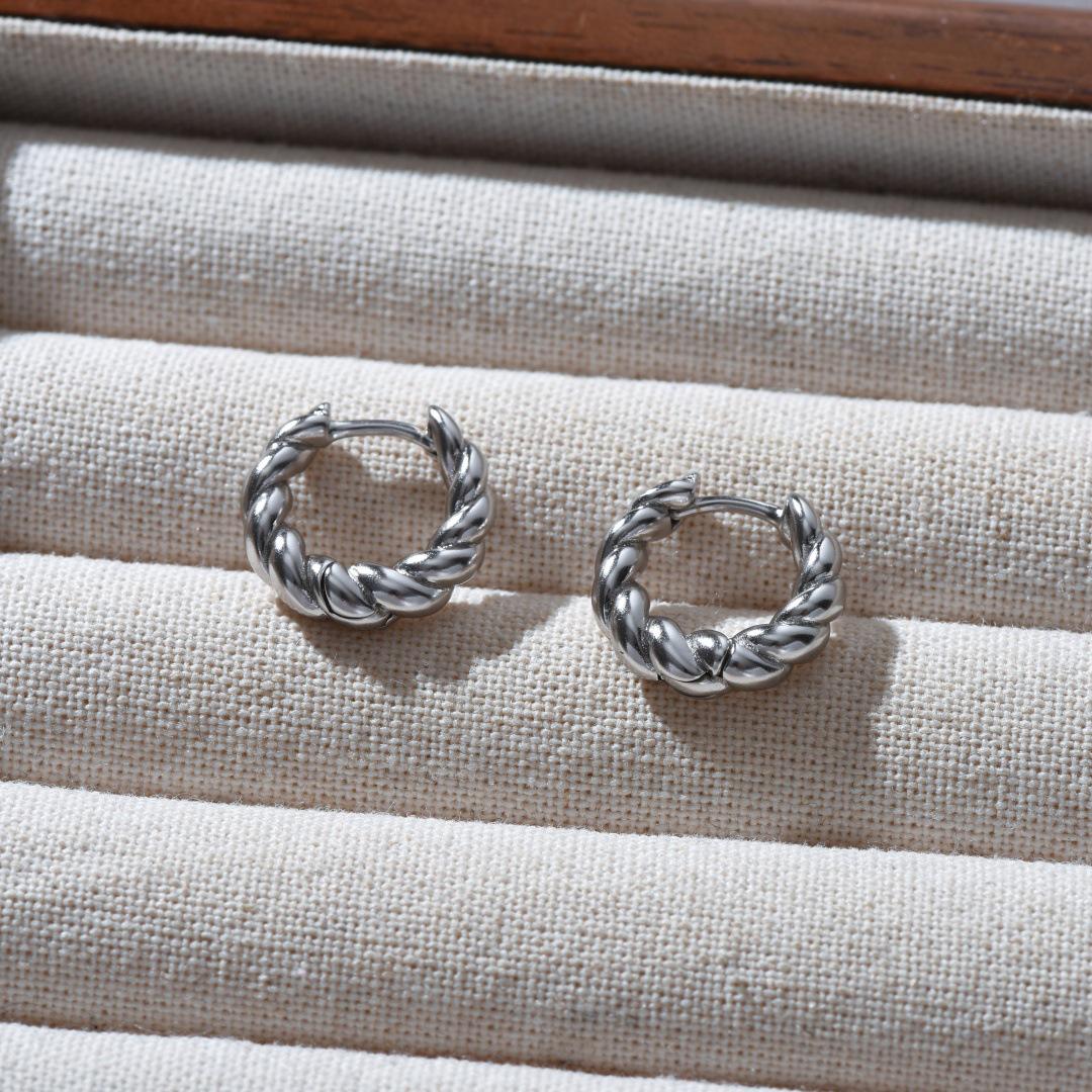 

Elegant Twisted Metal Ear Cuff for Women - European & American Design, Trendy, Versatile, Unique Fashion Earrings