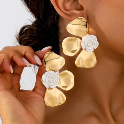 A Pair of Women's Earrings with Exaggerated Three-Dimensional Flower Petals, Sweet Holiday-Style Earrings Suitable for Daily Wear and Vacation Wear