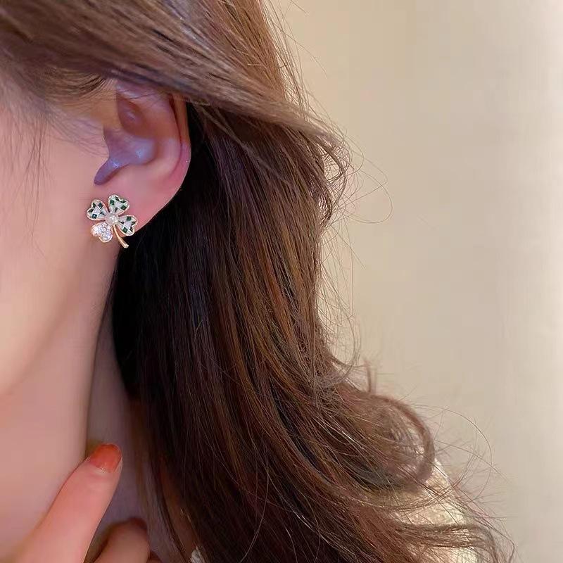 Ladies Stud Earrings Pendant Needle Retro Simple Fashionable and Versatile Jewelry Accessories