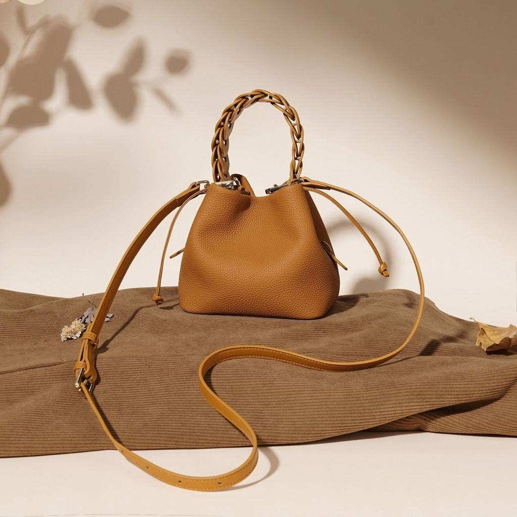 Nová dámská kožená taška typu bucket bag s horní vrstvou kůže, jarní styl, texturovaná kůže, univerzální pro dojíždění, nošení přes rameno nebo crossbody, elegantní kabelka