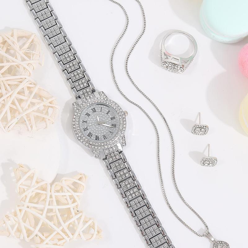 5-teiliges personalisiertes Luxus-Quarzuhr-Set für Damen mit Diamantarmband und quadratischem Anhänger, Halskette mit Diamantohrring und Ring für Paare