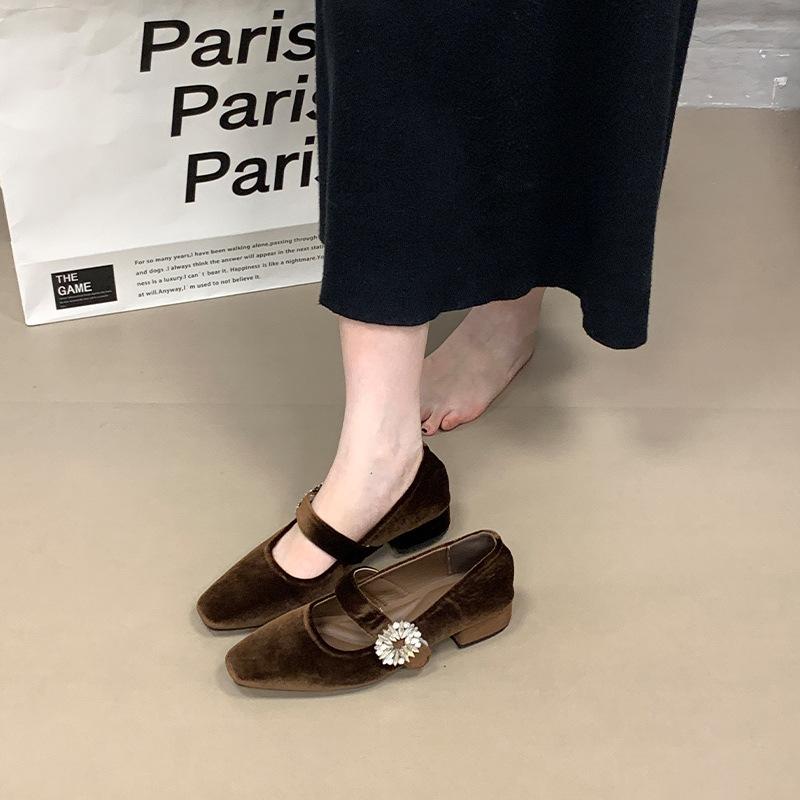 

Shallow single shoes women s medium heel 2025 French retro temperament late evening wind thick heel Mary Jane suede fairy high heels 39 темно-коричневого