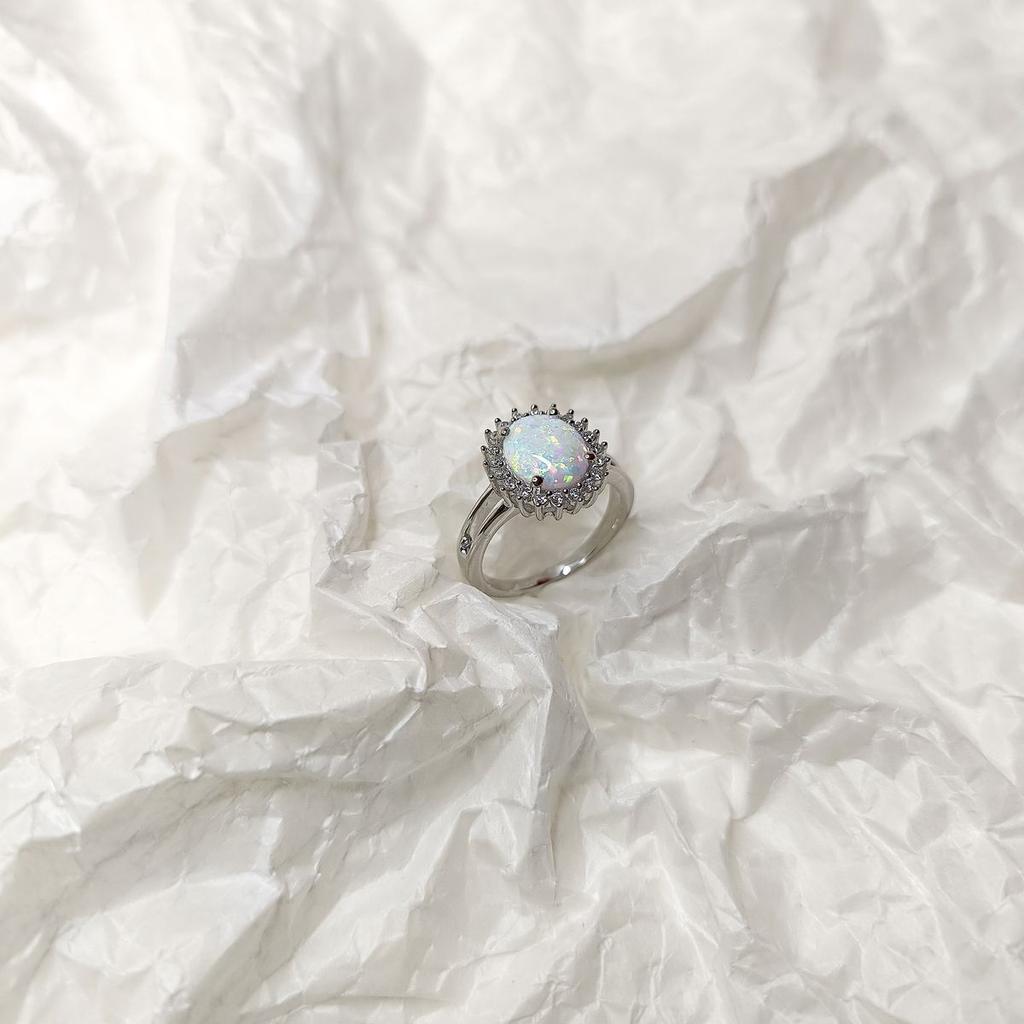 Серебряное кольцо с опалом, фианитами, вес изделия 3,24 гр (2174318)