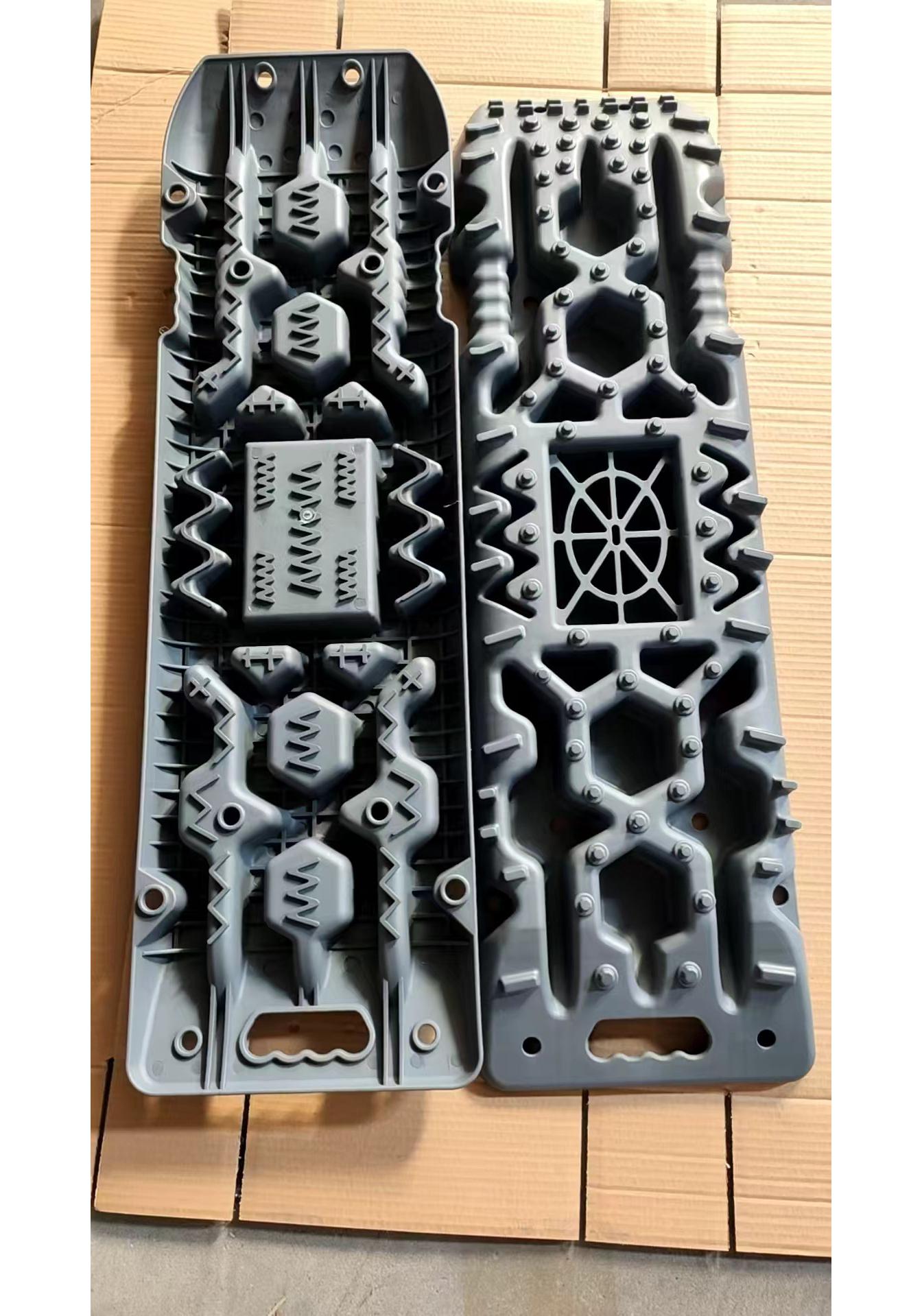 Off-Road Vehicle Anti-Skid Recovery Board: Snow, Mud, and Sand Driving Mat for High Load-Bearing Self-Rescue.