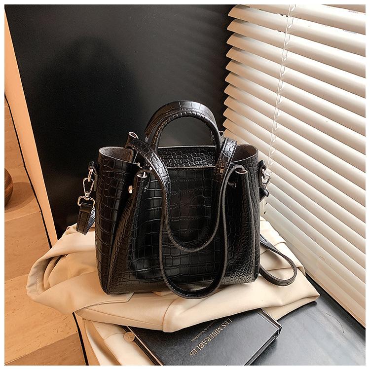

Large-capacity bucket bag women s spring summer new high-value retro simple shoulder bag messenger bag чорний