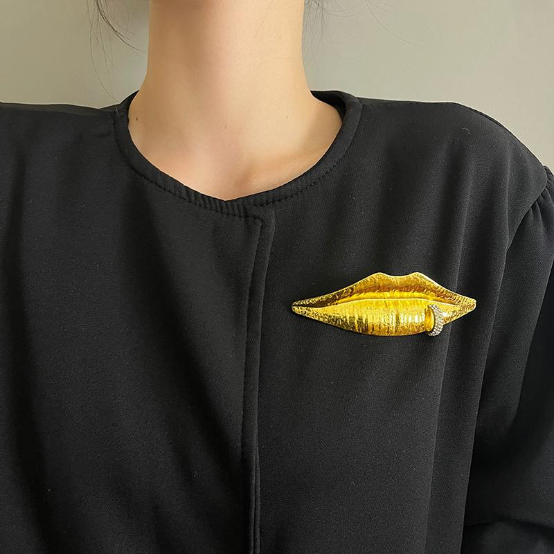 

European and American Design Lip Shaped Brooch for Women Rhinestone Circle Party Exaggerate Jewelry Accessories Trend New