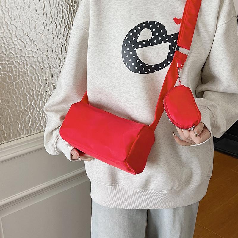 Leichte einfarbige Nylon-Zylinder-Umhängetasche Heißer Verkauf Trendige minimalistische Handtasche Lässig mit passender Münz-Crossbody-Tasche